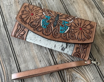 Cartera clutch de cuero pintada a mano con detalles en turquesa y mariposa
