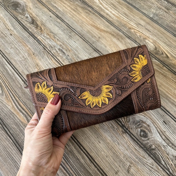 Pochette en cuir repoussée à la main tournesol | Élégance florale artisanale