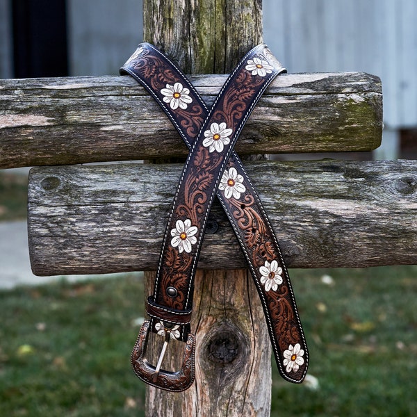 Cinturón occidental de cuero tallado a mano con flor blanca