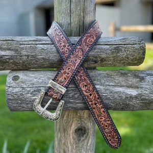 Ceinture en cuir fleurie de style bohème avec des points turquoise et des détails artisanaux