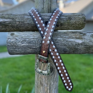 Ceinture en cuir fabriquée artisanalement avec des motifs géométriques détaillés et une boucle élégante