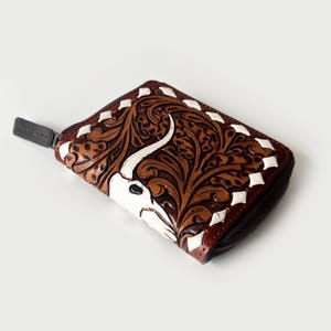 Cartera de cuero hecha a mano de manera artesanal con un diseño occidental único