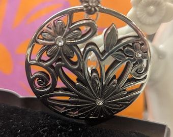 Collar con colgante floral modernista de cristal Swarovski bañado en plata de Brighton