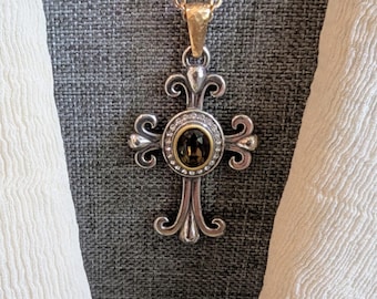 Wyjątkowy naszyjnik z krzyżem Brighton Lion's Eye