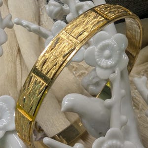 Vintage Crown Trifari Gold Tone Bangle Bracelet: Mid Century Etched Design
