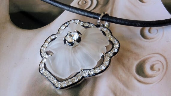 Kenneth Jay Lane Camphor Style Frosted Glass Pend… - image 3