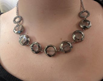 Opvallende ketting in gunmetal-kleur, stoere gotische glamourstijl
