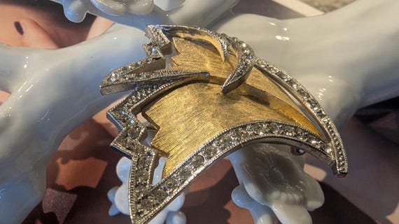 Vintage 1960's Stylized Streamer Brooch