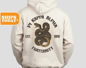 Könnte beinhalten: Ein cremefarbener Kapuzenpullover mit einem grafischen Aufdruck einer Schlange, die sich um die Worte "Pi Kappa Alpha Est. 1868 Fraternity" windet.