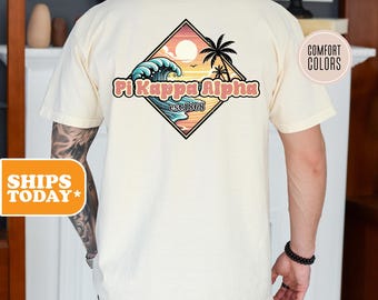 Könnte beinhalten: Ein cremefarbenes T-Shirt mit einer rautenförmigen Grafik auf der Rückseite. Die Grafik zeigt eine Welle, Palmen, eine Sonne und den Text "Pi Kappa Alpha est. 1868".