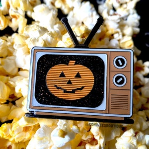 Spilla smaltata Halloween III Stagione della strega Zucca Tv