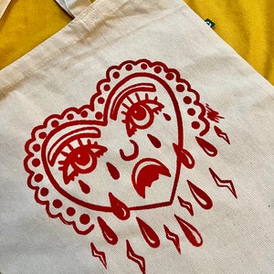 Bolsa de mano con forma de corazón lloroso