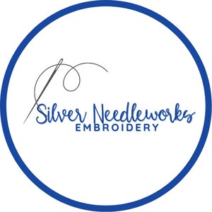 Peut inclure: Un cercle bleu avec un fond blanc et un motif stylis&eacute; d'aiguille et de fil. Le texte "Silver Needleworks Embroidery" est sous le motif.