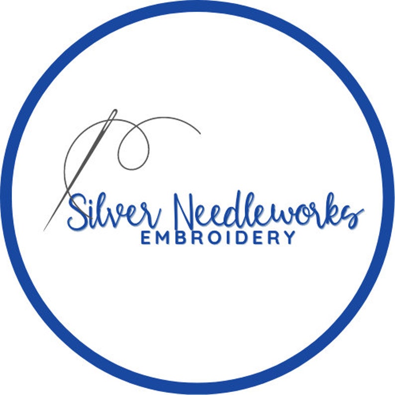 Peut inclure: Un cercle bleu avec un fond blanc et un motif stylis&eacute; d'aiguille et de fil. Le texte "Silver Needleworks Embroidery" est sous le motif.