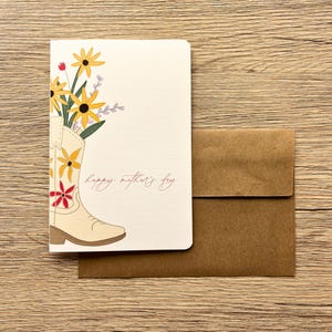 Tarjeta para el Día de la Madre con Botas Vaqueras – Tarjeta para Mamá del Oeste con Flores Silvestres y Sobre – Tarjeta de Felicitación con Flores Campestres