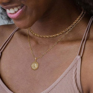 Collar de letras para capas / Sun Coin Boho Collar Carta / Cadena de cuerda / Cadena de eslabones / Regalo de carta de nombre para su novia Damas de honor