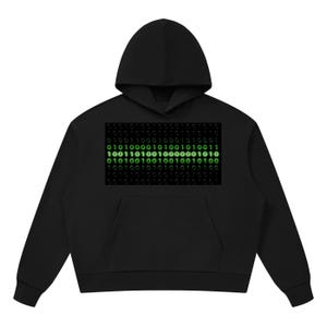 Könnte beinhalten: Ein schwarzer Kapuzenpullover mit einer rechteckigen Grafik auf der Brust. Die Grafik zeigt Reihen von Binärcode in Dunkelgrau, wobei eine mittlere horizontale Reihe in hellem Grün hervorgehoben ist, bestehend aus den Zahlen 1 und 0.