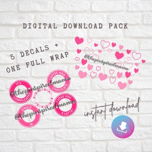 Peut inclure: Pack de téléchargement numérique de cinq autocollants roses et blancs avec différents textes et motifs, dont "It's Complicated", "Coffee and Chocolate", "Single AF" et "I Love You A Latte". Le pack comprend également un habillage complet avec un motif de cœur rose. Le texte "@thepinspiredmama" apparaît sur les autocollants et l'habillage complet. L'image comprend également une icône de téléchargement rose.