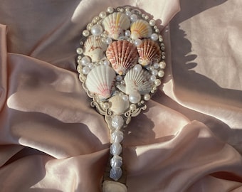 Mermaid-core seashell mirror