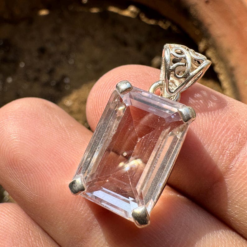 Colgante de cristal de KUNZITA - Espodumena, cristal de kunzita verde trifana - collar de kunzita - dije de kunzita - engaste de garras - regalo de inauguración de la casa imagen 2