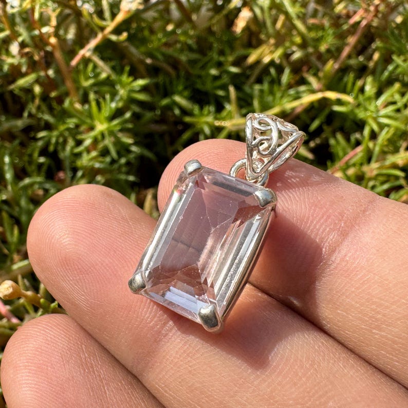 Colgante de cristal de KUNZITA - Espodumena, cristal de kunzita verde trifana - collar de kunzita - dije de kunzita - engaste de garras - regalo de inauguración de la casa imagen 6