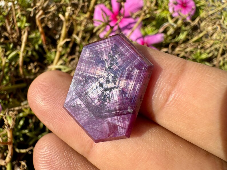 Trapiche RUBY - Flashy Star Ruby - Cristal rubis étoilé naturel - Rubis portal - Rubis - famille de cristaux de corindon image 4