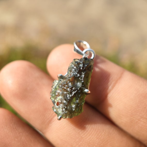 Ciondolo in meteorite moldavite grezza / Collana in tectite autentica / Gioielli in argento sterling - Italia