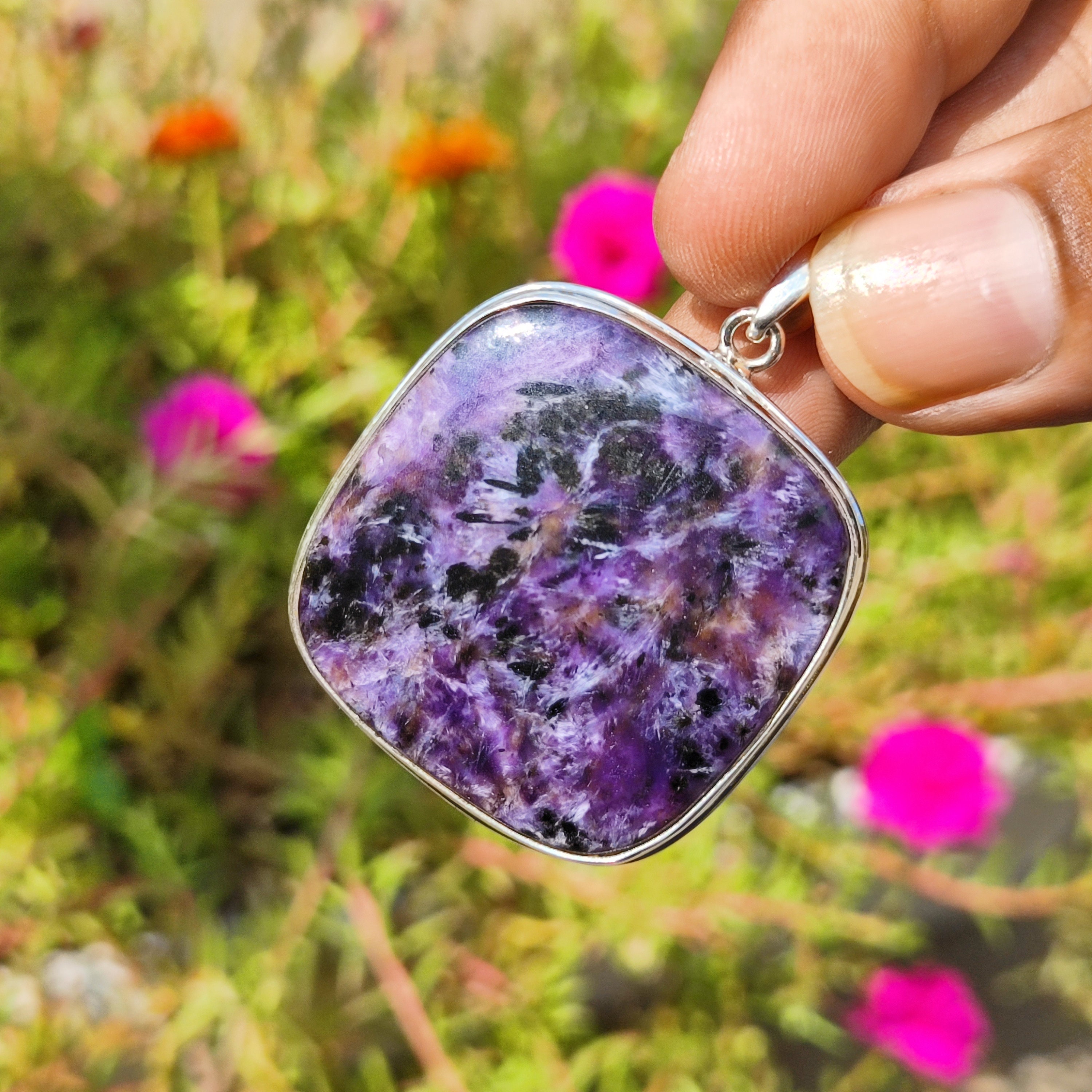 チャロアイトマクラメペンダント美しいチャロアイトの糸で巻かれた