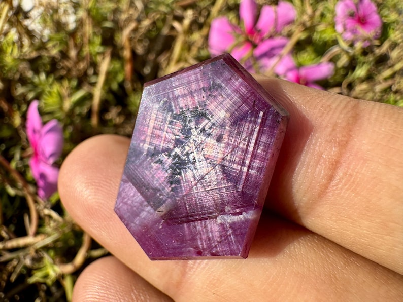 Trapiche RUBY - Flashy Star Ruby - Cristal rubis étoilé naturel - Rubis portal - Rubis - famille de cristaux de corindon image 1