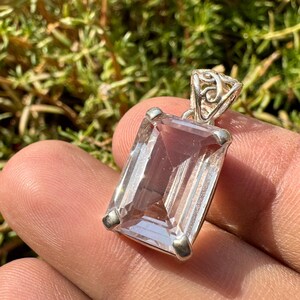 Colgante de cristal de KUNZITA - Espodumena, cristal de kunzita verde trifana - collar de kunzita - dije de kunzita - engaste de garras - regalo de inauguración de la casa imagen 5