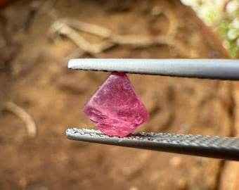 Red SPINEL Raw crystal from Burma - Pigeon red raw Spinel - Octahederal spinel crystal - earth mined natural polished crystal