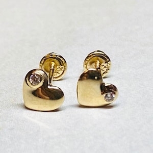 Boucles d'oreilles délicates en forme de coeur en or véritable 14 carats. Or 14 carats. Boucles d'oreilles en or 14 carats.