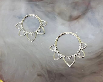 16G Plain Lotus Hinged Septum Clicker. Septum Piercing. Septum Ring. Septum Jewelry. 8MM 10MM