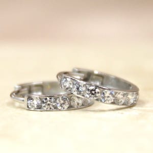 Créoles en or blanc 14 carats, créoles Huggie en or Dainty Everyday Snug Fit