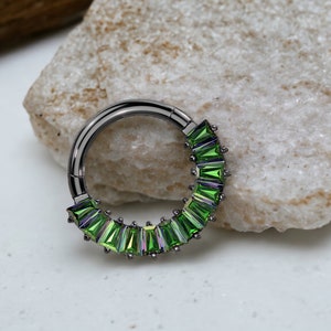 Anillo de aro Clicker de tabique con gemas de baguette medianas de Vitrail verde de titanio de grado de implante, anillo de nariz, perforación de tabique