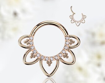 Op de afbeelding: Roze gouden clicker ring met een bloemmotief en heldere zirkonia stenen. De ring heeft vijf bloemblaadjes met een rij stenen rond het midden.