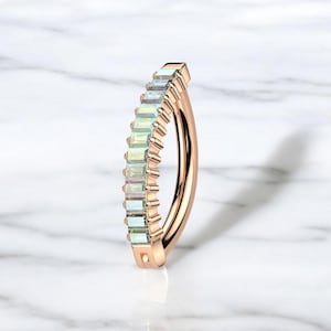 Op de afbeelding: Gebogen halter uit ros&eacute;goud met een rij rechthoekige, iriserende edelstenen. Dit sieraad voor body piercing heeft een gebogen vorm en een gepolijste afwerking. De edelstenen vertonen een subtiele, veelkleurige glans.
