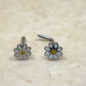 Dainty Daisy Nose Stud, Floral Decor Enamel Daisy Top Nose Bone L- Shape Nose Stud Ring, Nose Piercing Jewelry, Thin 20g Cute Nose Stud