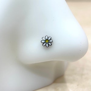 Dainty Daisy Nose Stud, Floral Decor Enamel Daisy Top Nose Bone L- Shape Nose Stud Ring, Nose Piercing Jewelry, Thin 20g Cute Nose Stud
