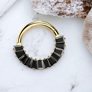 Titanium septum ring van implantaatkwaliteit, zwarte stokbrood Gem decor voorkant gouden septum neus piercing sieraden ring