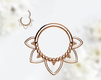 Op de afbeelding: Een septumring van roségoud met een bloemmotief. De ring is gemaakt van chirurgisch staal en heeft een parelrand.