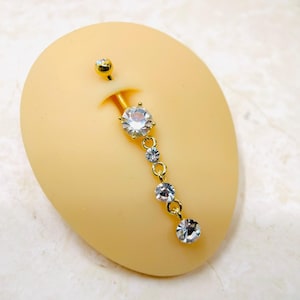 Anello per ombelico pendenti con gemme rotonde scintillanti in oro, anello per ombelico a più livelli scintillanti, anello per ombelico in oro 14 g, gioielli per il corpo