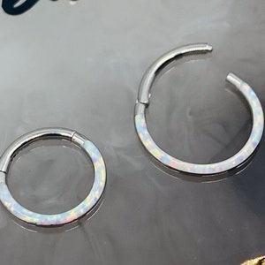 16G White Opal Inlay Septum Piercing Hoop Clicker Ring Simple Style Round White Opal Front Decor Septum Jewelry Nose Hoop Ring