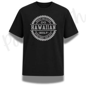 Peut inclure: Un t-shirt noir à manches courtes avec un motif circulaire gris sur la poitrine. Le design comprend une bordure en forme de lame de scie, un symbole infini et le texte : RESPECT THE CULTURE, HAWAIIAN, BUILT, et NEVER FORGET YOUR ROOTS.