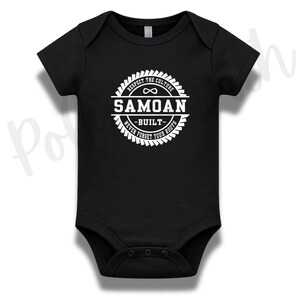 Peut inclure: Un body pour bébé noir à manches courtes avec un motif circulaire blanc sur la poitrine. Le design comprend le texte "RESPECT THE CULTURE", "SAMOAN", "BUILT" et "NEVER FORGET YOUR ROOTS" avec un symbole infini au centre en haut.