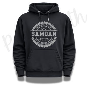 Peut inclure: Un sweat-shirt à capuche noir avec un motif circulaire gris sur la poitrine. Le design présente une bordure en forme d'engrenage avec le texte "RESPECT THE CULTURE", "SAMOAN", "BUILT", "NEVER FORGET YOUR ROOTS" et un symbole infini.