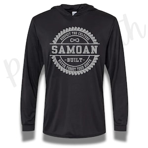 Peut inclure: Un sweat à capuche noir à manches longues avec un motif circulaire gris sur la poitrine. Le design comprend le texte "RESPECT THE CULTURE", "SAMOAN", "BUILT" et "NEVER FORGET YOUR ROOTS" avec un symbole infini centré au-dessus du mot SAMOAN.