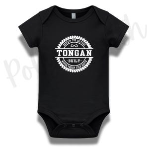 Peut inclure: Un body pour bébé noir à manches courtes avec un motif circulaire blanc sur la poitrine. Le design comprend le texte "RESPECT THE CULTURE", "TONGAN", "BUILT" et "NEVER FORGET YOUR ROOTS" avec un symbole infini en haut au centre.