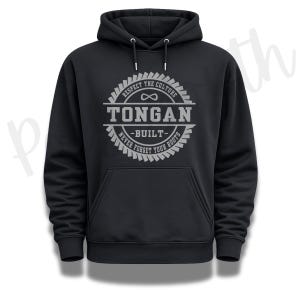 Peut inclure: Un sweat à capuche noir avec un motif circulaire gris sur la poitrine. Le design inclut le texte "RESPECT THE CULTURE", "TONGAN", "BUILT" et "NEVER FORGET YOUR ROOTS" avec un symbole infini. Il possède une poche kangourou à l'avant.