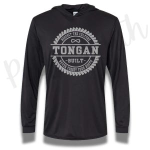 Peut inclure: Un sweat à capuche noir à manches longues avec un motif circulaire gris sur la poitrine. Le design comprend le texte "RESPECT THE CULTURE", "TONGAN", "BUILT" et "NEVER FORGET YOUR ROOTS", ainsi qu'un symbole infini centré au-dessus du mot TONGAN.